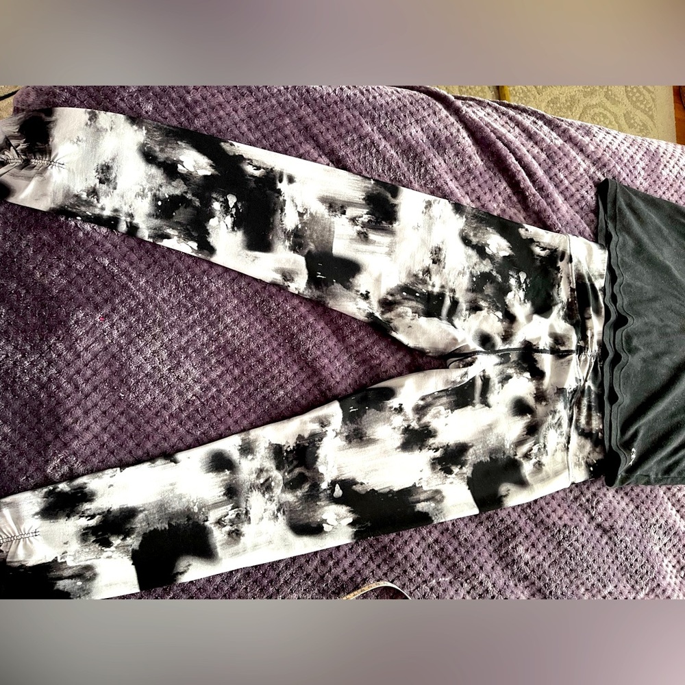 Calvin Klein performance leggings 
Great condition 
NWT
